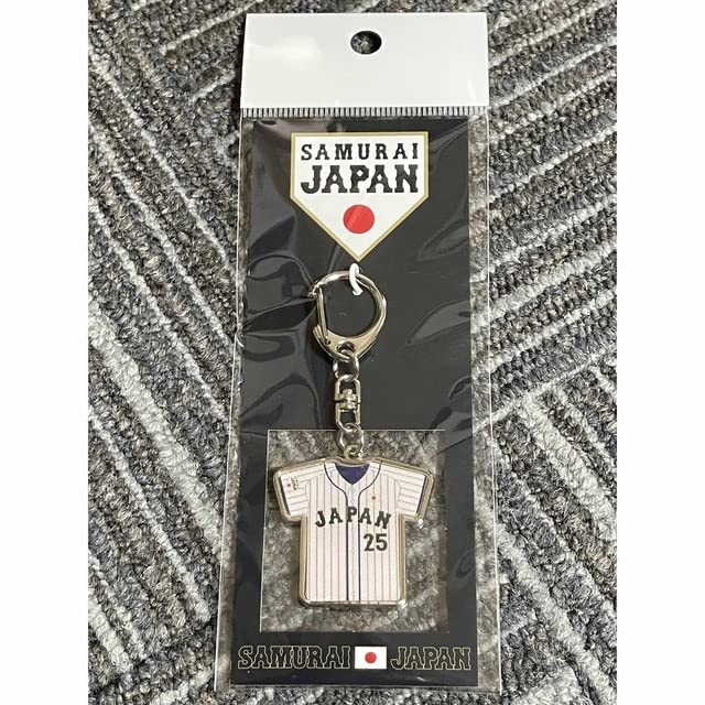 Amazon.co.jp: 侍ジャパン アクリルキーホルダー 25 岡本和真 : おもちゃ